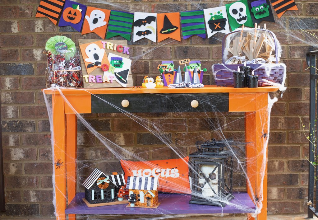 DIY Halloween Trick or Treat Table