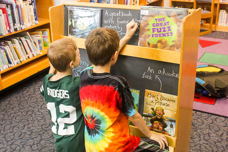 Chalkboard Paint Projects - Mini Makeover for a book display shelf